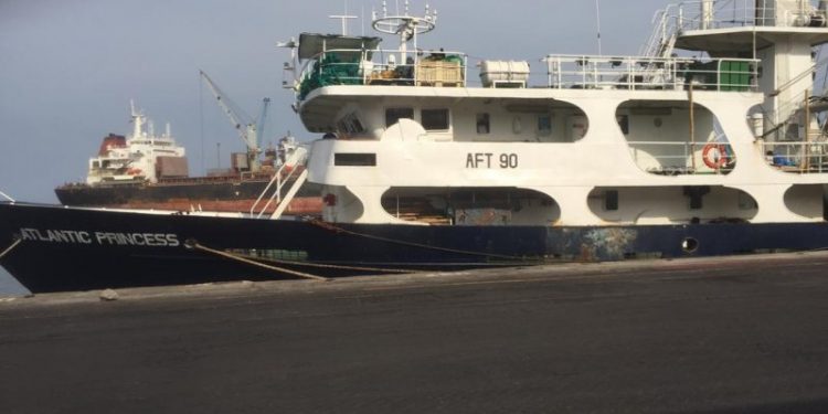 Naval team searches for pirates