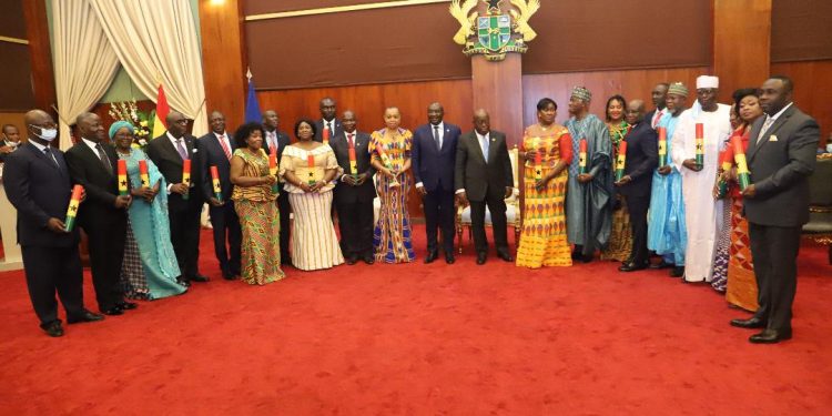 President presents credentials to 21 envoys