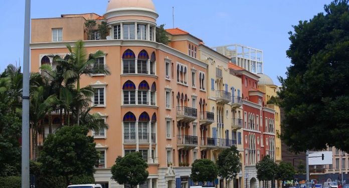 Lebanese struggle to fill up cars as economic crisis worsens