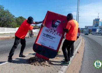 AMA removes unauthorised signages along the High Street in Accra