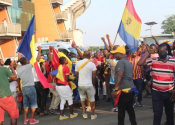 Hearts fans jubilant as 12-year trophy drought ends