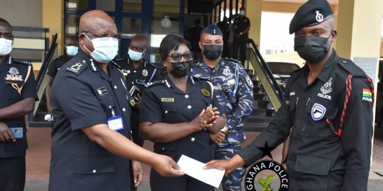 Honest’ Police Officer Receives GHS11,000 For Returning GHS2,000 He Found At ATM