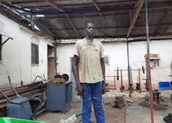 ‘Tallest’ man in Ho appeals for footwear