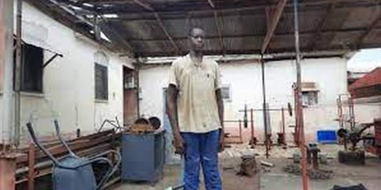 ‘Tallest’ man in Ho appeals for footwear