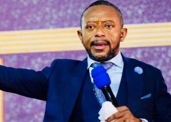 2 Police Cars Damaged, Pɨstols, Phone Missing As Owusu Bempah’s Church Members Fight Them Over His Arrest