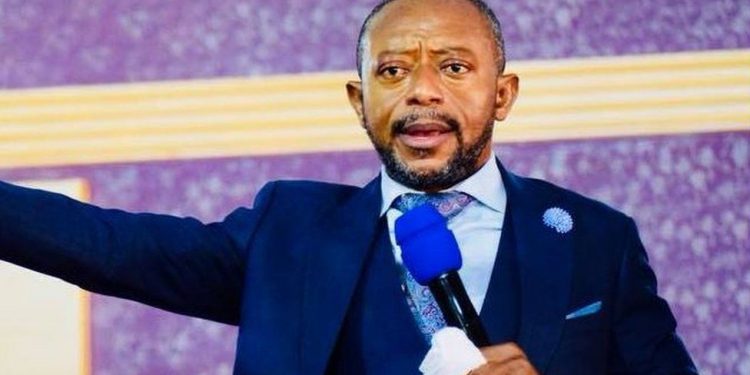 2 Police Cars Damaged, Pɨstols, Phone Missing As Owusu Bempah’s Church Members Fight Them Over His Arrest
