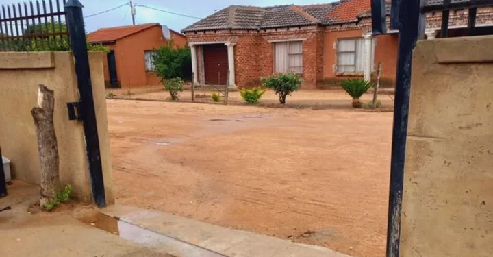 Thieves Surprises Man As He Wakes Up To Find Out That His Main Gate Has Been Stolen