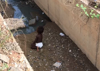 Man Finds Little Baby In A Huge Gutter At Ofankor