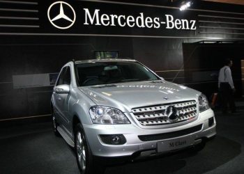 Mercedes Recalls Almost 1m Cars Over Faulty Brakes