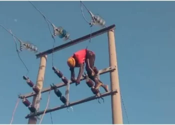 Lagos Power Firm’s Technician Falls From Electric Pole, Dies