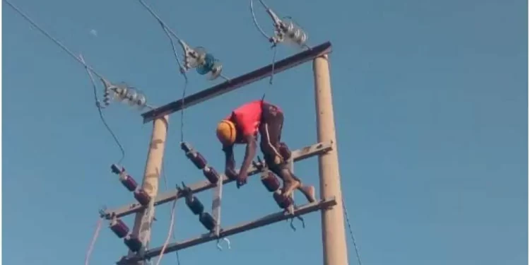 Lagos Power Firm’s Technician Falls From Electric Pole, Dies