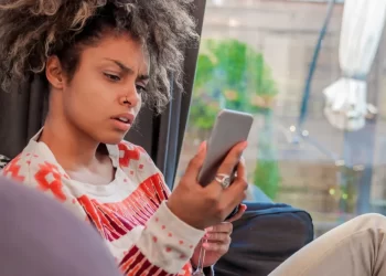 Never Do This With Your Phone in Public