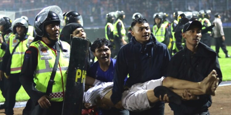 Hundreds killed, hurt in stampede at Indonesia football match