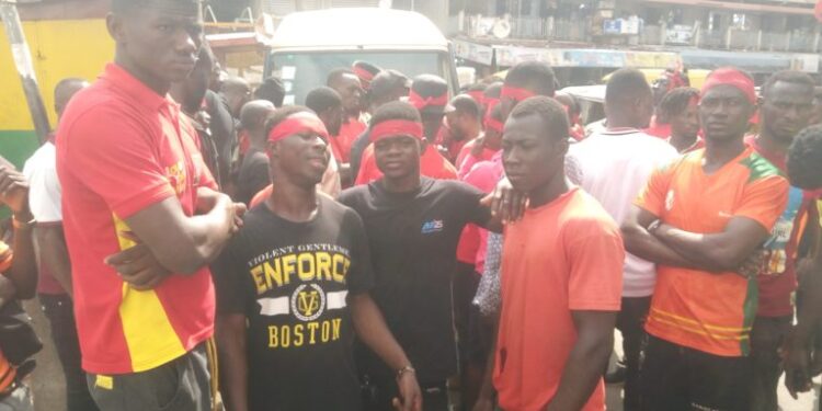 Ay3 Ka!!! Kumasi “Loading Boys” Embark On Strike…Protest For Increment In Payment