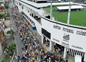 Brazil bids farewell to Pele with 24-hour wake