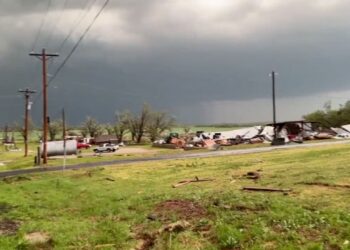 2 dead in Oklahoma after tornadoes strike three US states