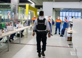 Woman ‘caught with 3kg of cocaine’ at Paris airport shoots customs officer