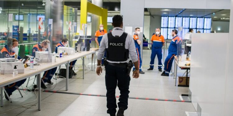 Woman ‘caught with 3kg of cocaine’ at Paris airport shoots customs officer