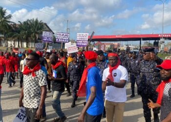 kasoa: Some residents block major highway protest against deplorable roads