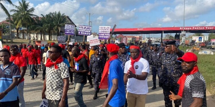 kasoa: Some residents block major highway protest against deplorable roads