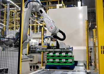 Robot kills factory worker after failing to tell difference between human and vegetables