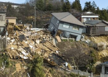 Japan earthquake: Fires hit quake zone as rescuers race to reach survivors