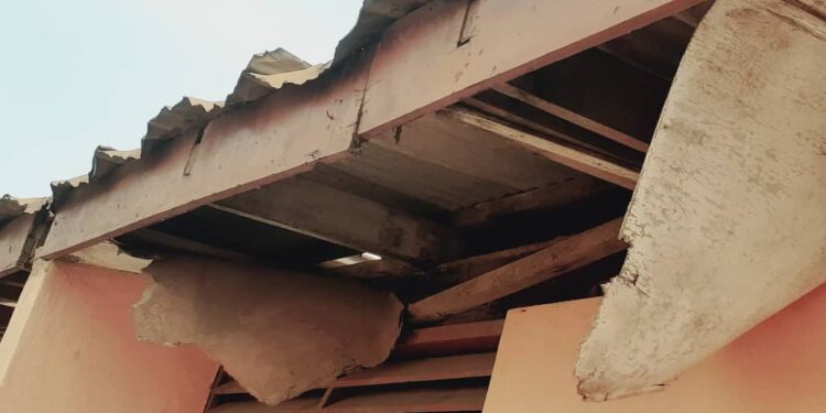 Tema: Heavy rainstorm rips off Oninku Drive Basic school