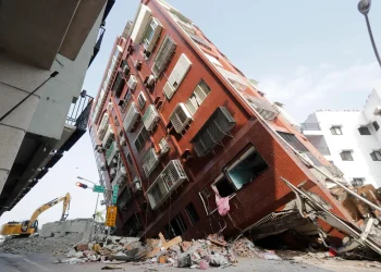 Hundreds stranded after deadly 7.4 magnitude quake hits Taiwan