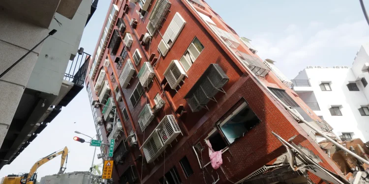 Hundreds stranded after deadly 7.4 magnitude quake hits Taiwan