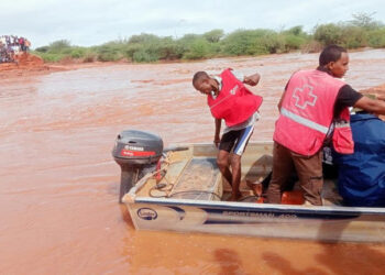 Dramatic rescue after bus swept away in Kenyan floods