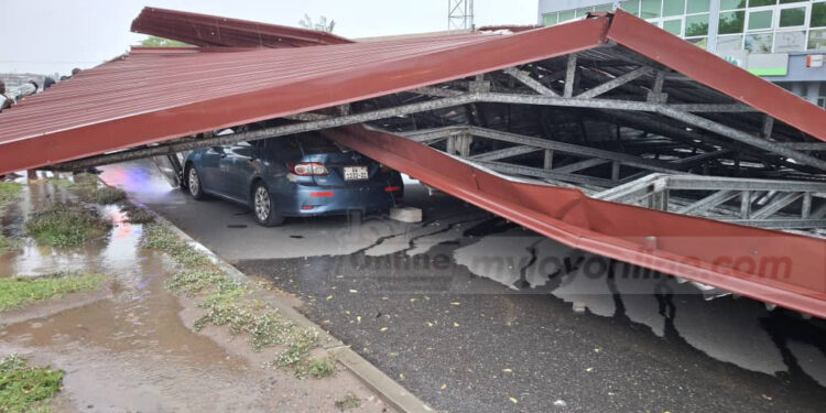 2 escape death narrowly after being trapped under falling roofing in Wednesday’s rainstorm