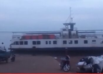Bono East: Drivers and commuters cry for help after ferry breaks down at Yeji