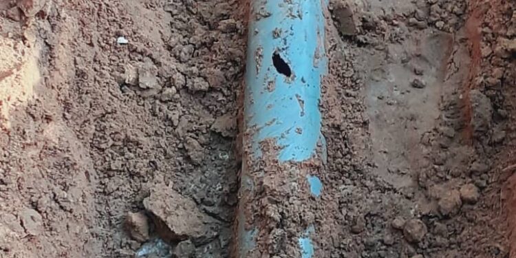 Tema: Water shortage looms after burst pipe in Community One