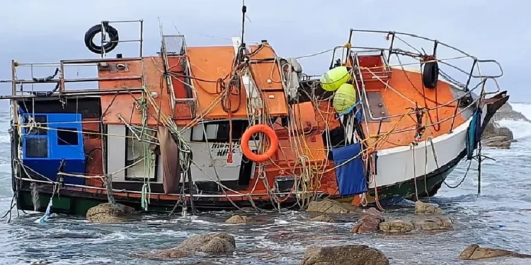 Inshore vessel sinks at Ada with four crew members missing