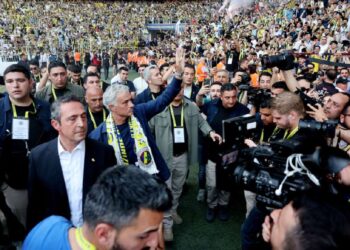 Jose Mourinho officially presented as Fenerbahce manager in front of huge crowd