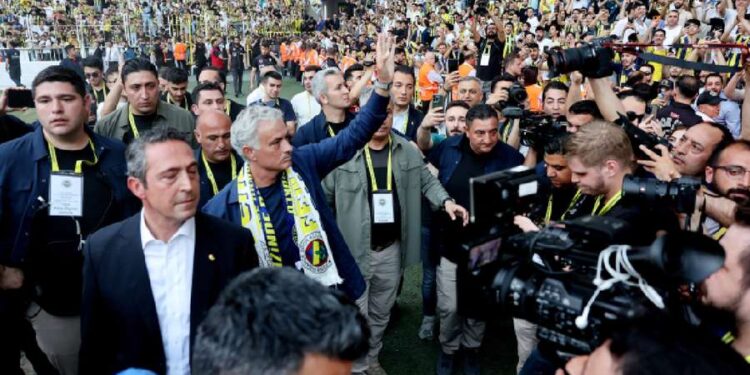 Jose Mourinho officially presented as Fenerbahce manager in front of huge crowd
