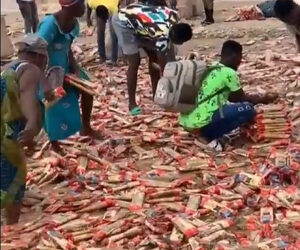 Residents rush for spaghetti spill on Amasaman-Nsawam Highway