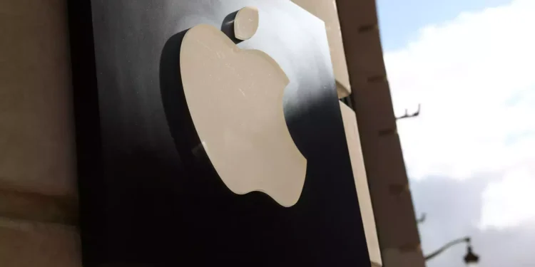 Apple ex-lawyer ordered to pay $1.15 million SEC fine for insider trading