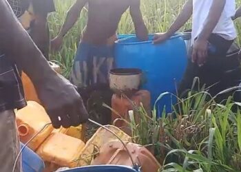 Mad rush for diesel after tanker accident at Konongo Habitats [Photos]