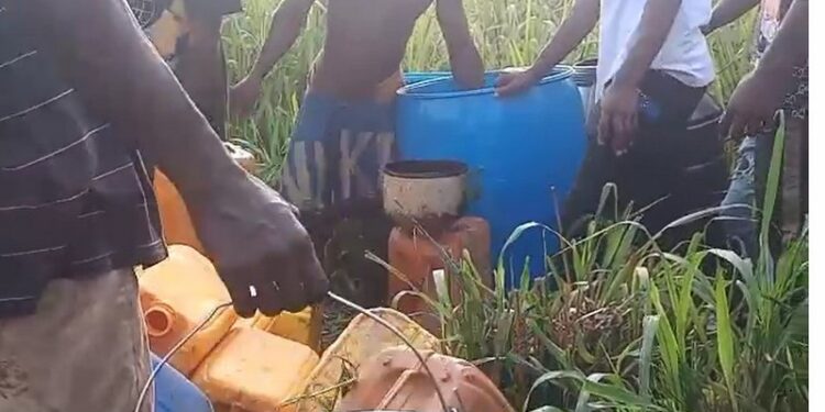 Mad rush for diesel after tanker accident at Konongo Habitats [Photos]