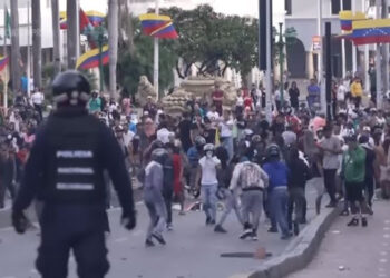 President Maduro flees state palace as citizens attempt to occupy it