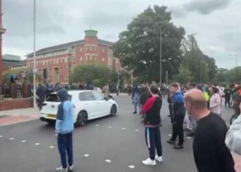 Rioters set up ‘race check point’ screening cars and only letting white drivers pass