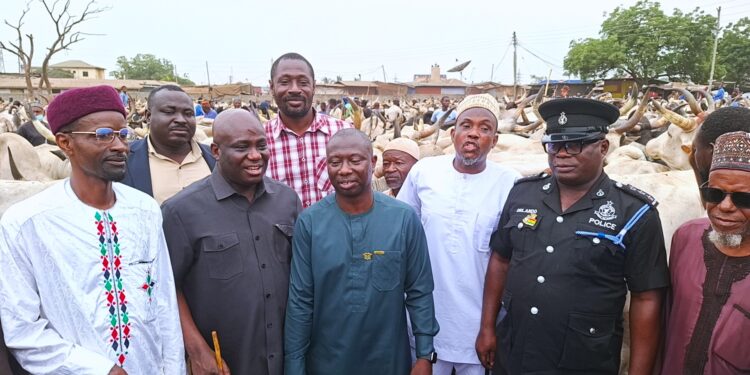 Agric Minister donates 50 streetlights to the biggest livestock market in West Africa