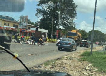 Tema: Runaway ‘aboboyaa’ spills refuse at junction, damages vehicle