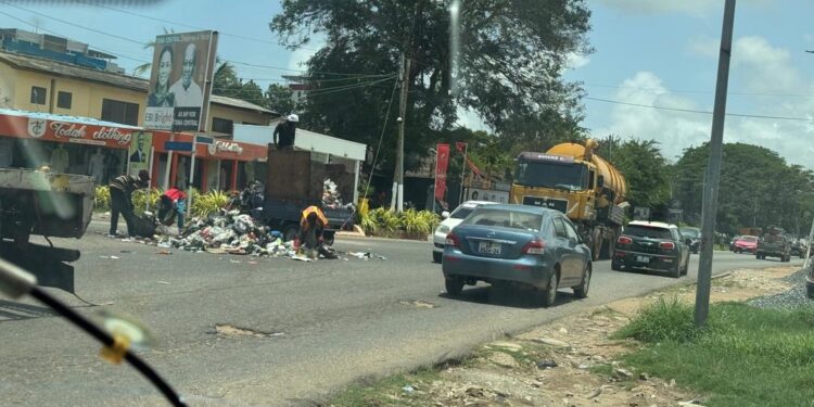 Tema: Runaway ‘aboboyaa’ spills refuse at junction, damages vehicle