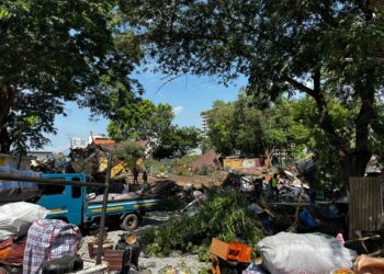 Unidentified military-clad men demolish Tetteh Quarshie Art Market