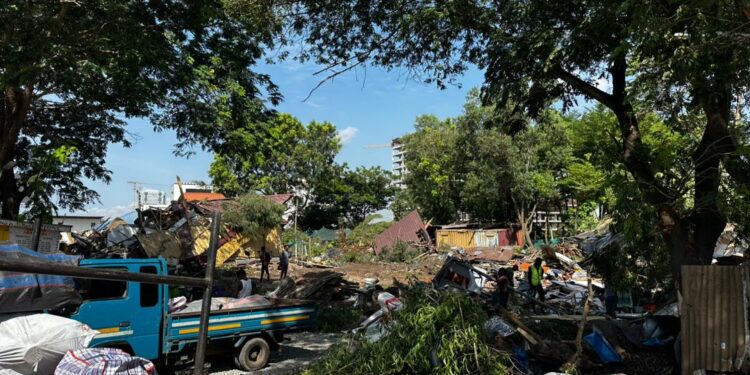 Unidentified military-clad men demolish Tetteh Quarshie Art Market
