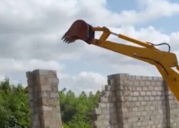 Ablekuma West Assembly pulls down wall blocking waterway after recent Accra Floods