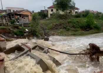 Two bridges collapse at Ashaiman after heavy rains, roads closed